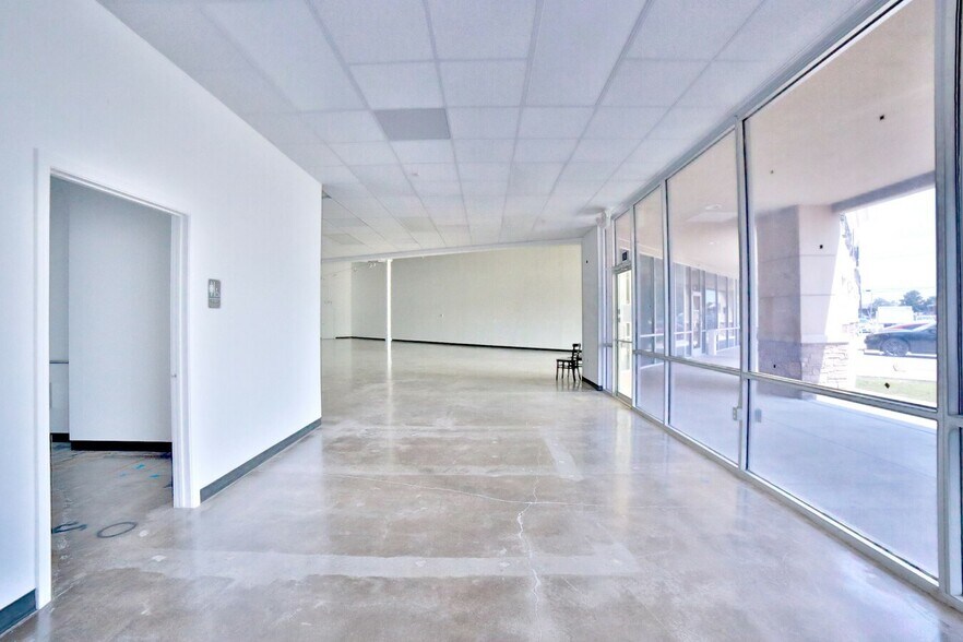 More Photos Of 11130 Gulf Fwy, Houston Unknown For Lease
