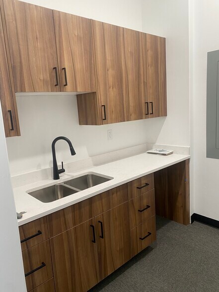 More Photos Of 10434 S 1055 W, South Jordan Office For Lease