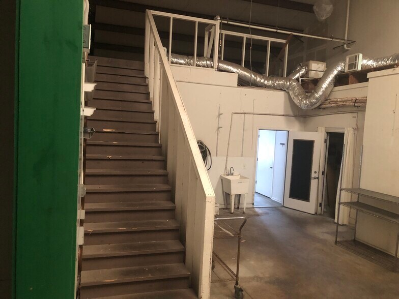 More Photos Of 8863 Anderson Mill Rd, Austin Showroom For Lease