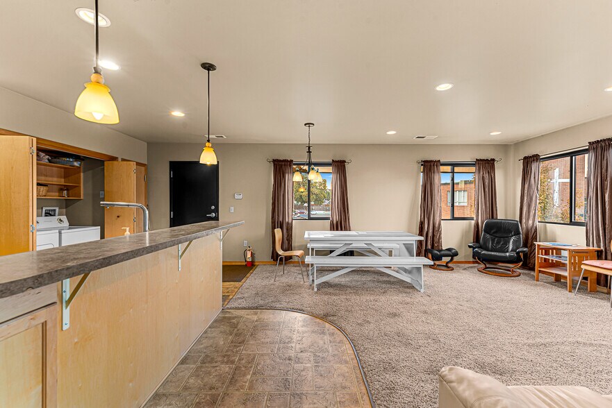 More Photos Of 10 N Chelan Ave, Wenatchee Veterinarian Kennel For Lease