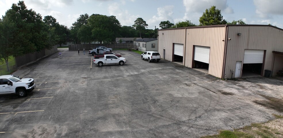 More Photos Of 304 Meadow Ln, Kemah Warehouse For Lease