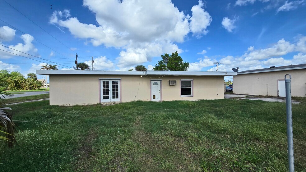 More Photos Of 415 Cooper St, Punta Gorda Flex For Sale