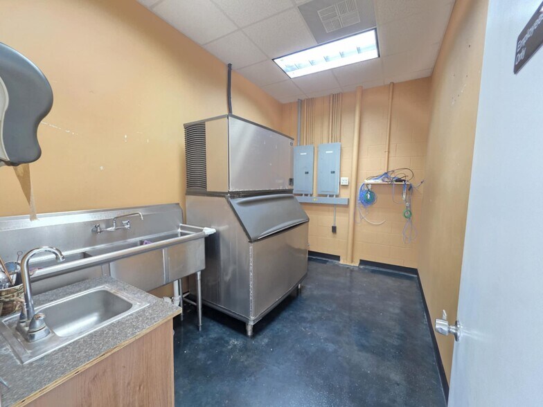 More Photos Of 8799 State Highway 35 N, Van Vleck Convenience Store For Sale