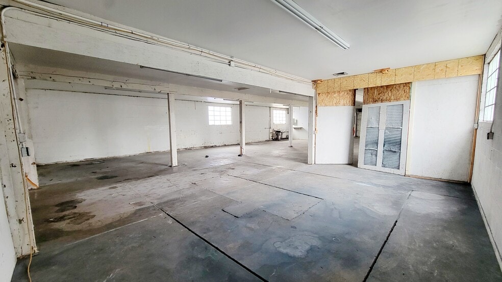 More Photos Of 2060 Warner St NE, Salem Warehouse For Sale