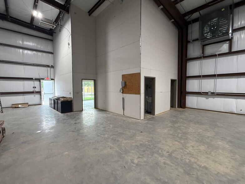More Photos Of 595 Kawneer dr, Springdale Warehouse For Sale