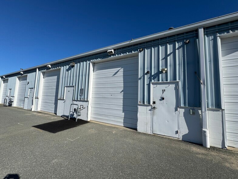 Primary Photo Of 1678 E Main Rd, Portsmouth Warehouse For Lease