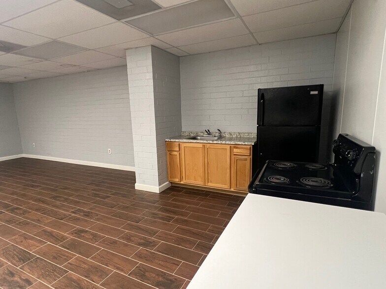 More Photos Of 3008 Executive Dr, Greensboro Light Manufacturing For Lease