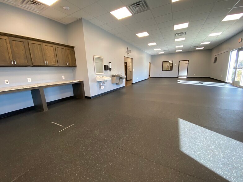 More Photos Of 2221 John Williams Blvd, Bedford Office For Sale