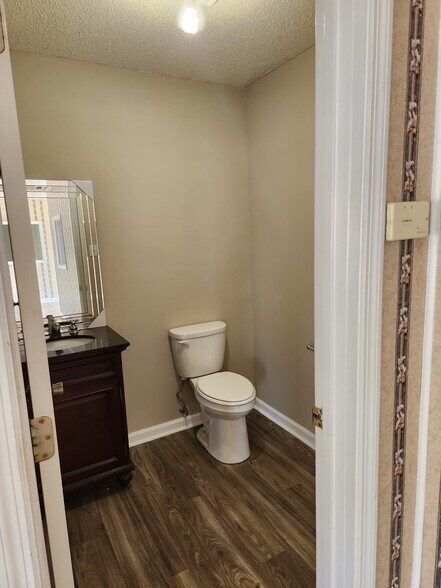 More Photos Of 700 W Grand Ave, Rainbow City General Retail For Lease