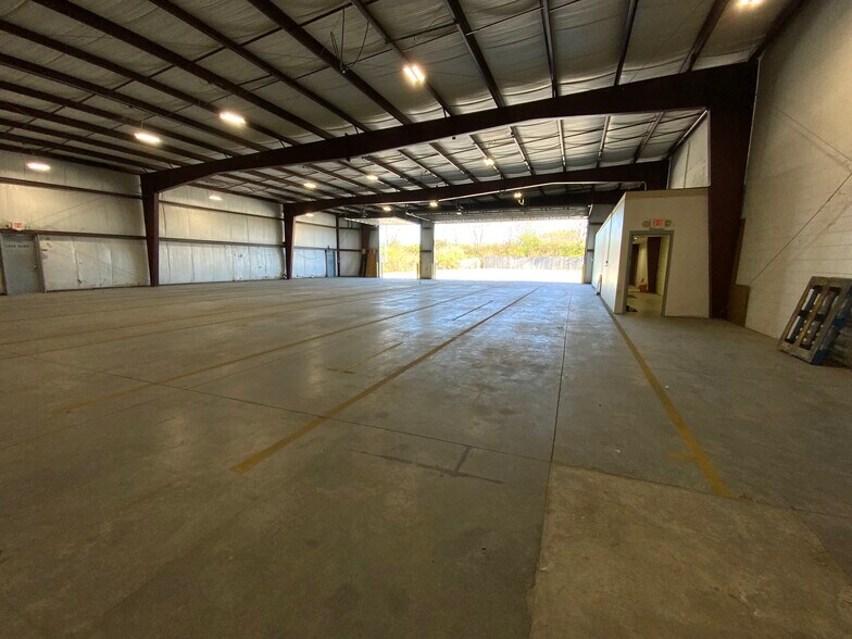 More Photos Of 3821 Industrial Blvd, Indianapolis Light Distribution For Sale