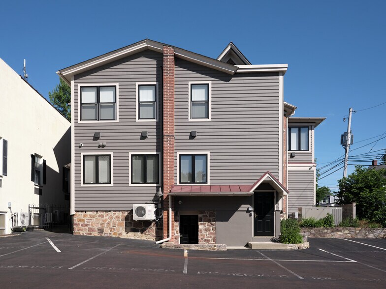 More Photos Of 67 W Court St, Doylestown Office For Lease