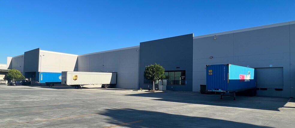 More Photos Of 5849-5853 E 61st St, Commerce Warehouse For Lease