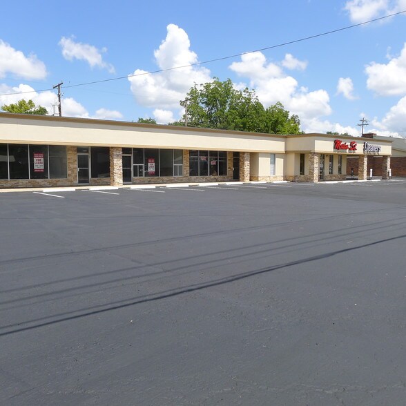 More Photos Of 706-708 W Main St, Tomball Freestanding For Lease