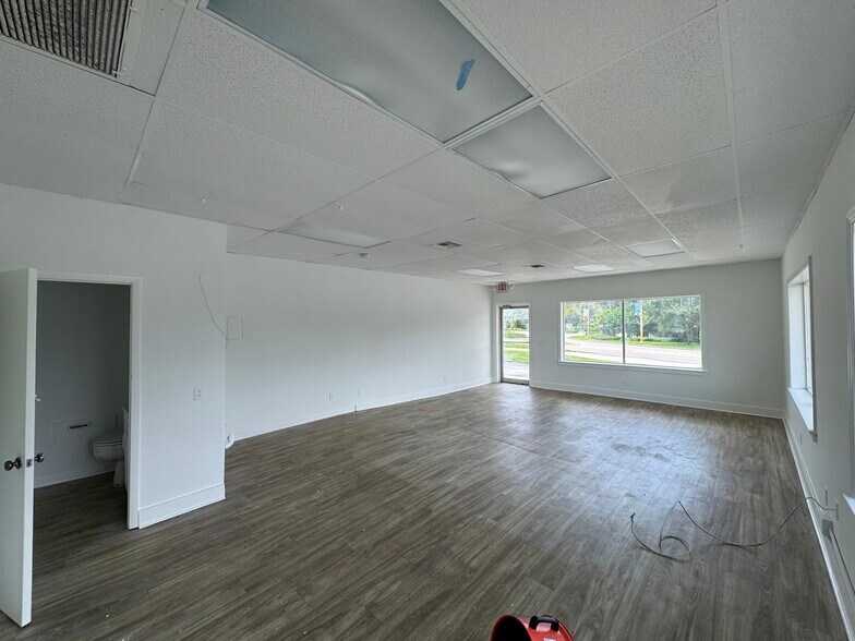 More Photos Of 2317 NE Dixie Hwy, Jensen Beach Storefront Retail Residential For Lease