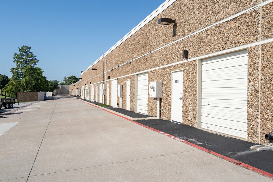 More Photos Of 8302-8328 Sterling St, Irving Showroom For Lease