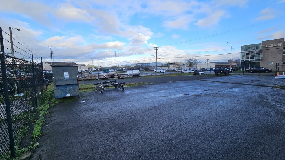 More Photos Of 1406 Tenant Way, Longview Freestanding For Lease