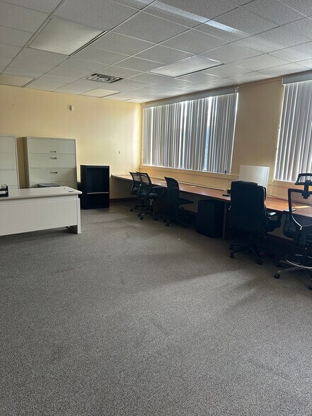 More Photos Of 5 Lyn Mar Plz, Lyndora Office For Sale
