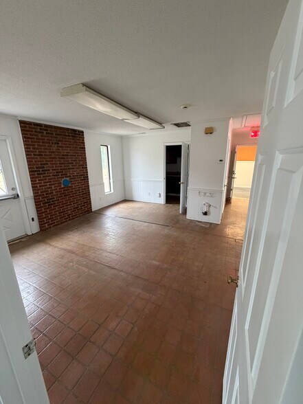 More Photos Of 914 White St E, Rock Hill Service For Lease