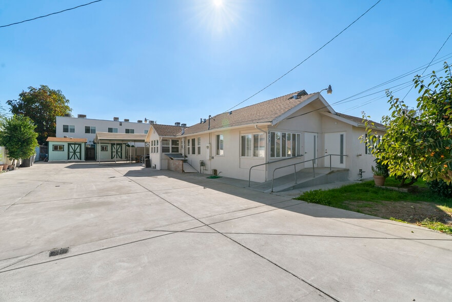 More Photos Of 431 W J St, Oakdale Assisted Living For Sale