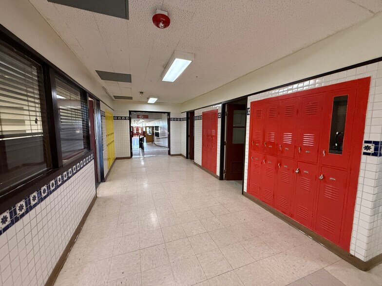 More Photos Of 7090 Alameda Ave, El Paso Schools For Lease