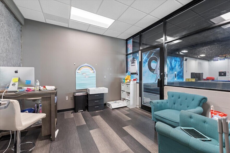 More Photos Of 7 S 4th St, Council Bluffs Health Club For Lease