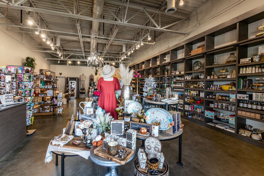 More Photos Of 6300 N Sagewood Dr, Park City Storefront For Lease