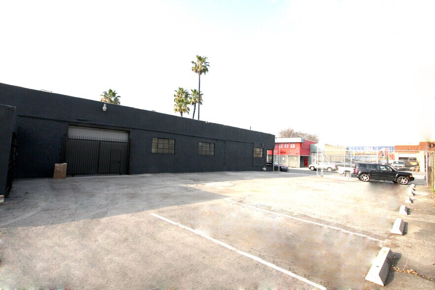More Photos Of 160 W 33rd St, Los Angeles Warehouse For Lease