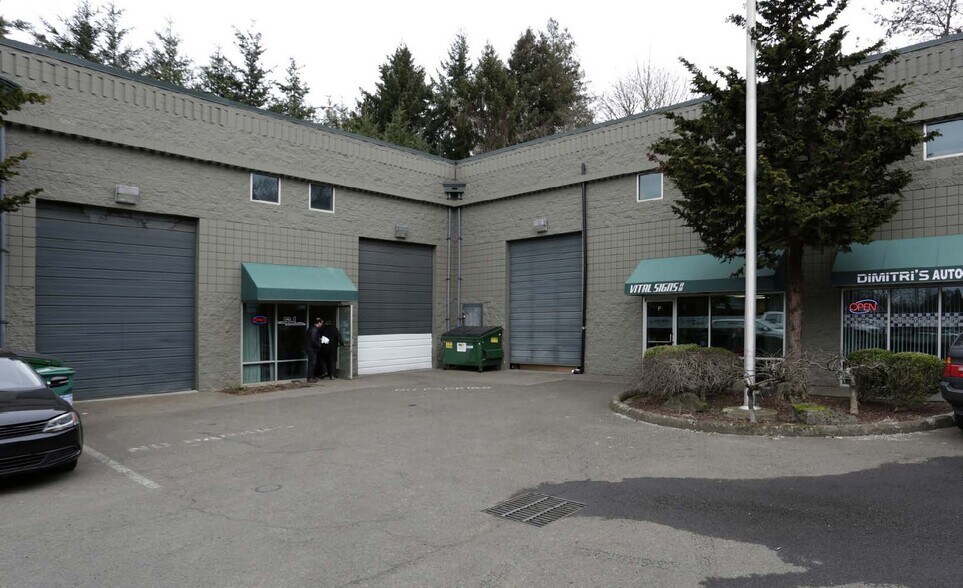 More Photos Of 14200 SE McLoughlin Blvd, Portland Showroom For Lease