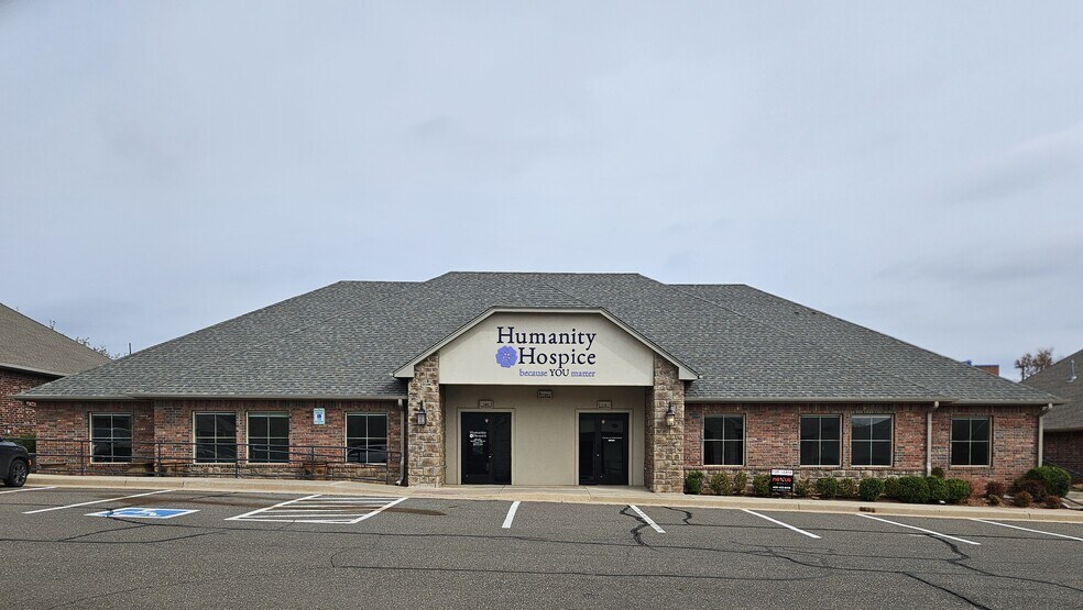 Primary Photo Of 1109 N Bryant Ave, Edmond Medical For Lease