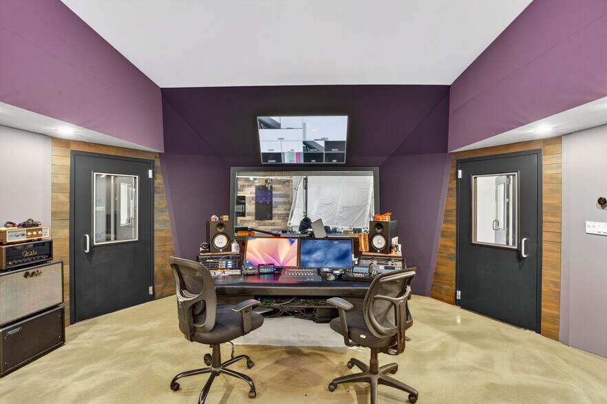More Photos Of 2500 Emerson Ave S, Saint Petersburg Manufacturing For Lease