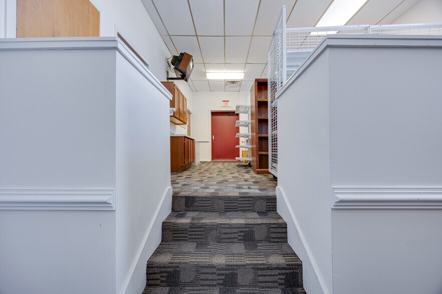 More Photos Of 30 E Main St, Luray Office For Sale