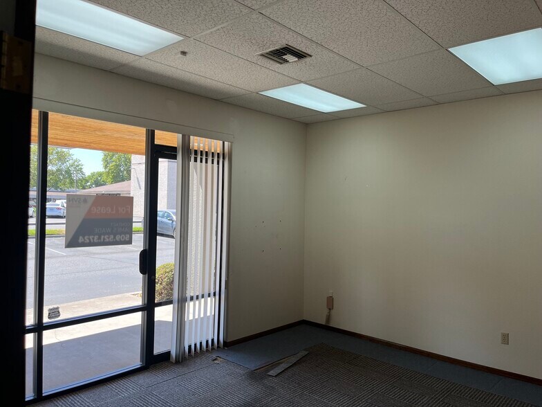 More Photos Of 100 N Morain St, Kennewick General Retail For Lease