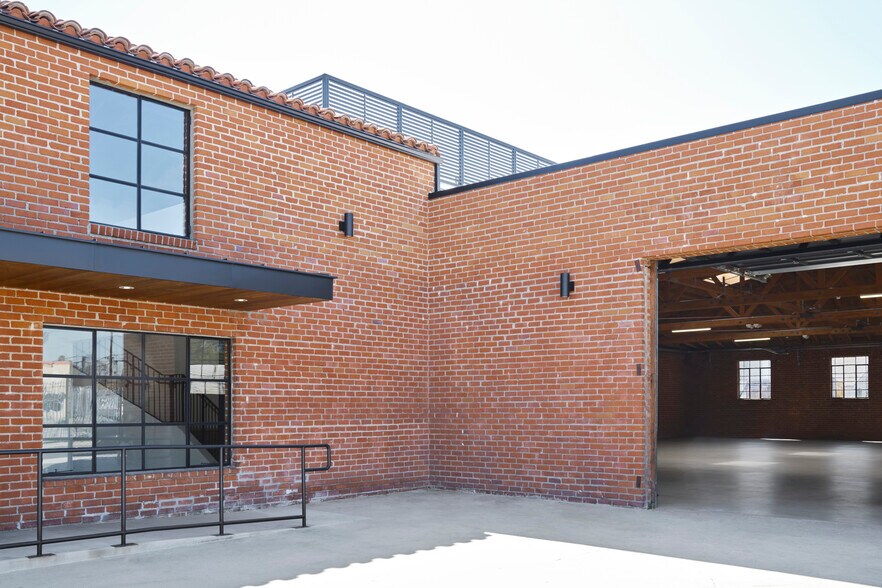 More Photos Of 3626 W Jefferson Blvd, Los Angeles Loft Creative Space For Lease