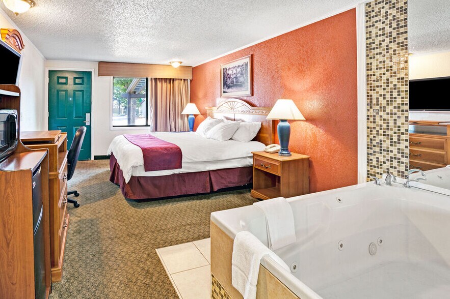 More Photos Of 7887 17 Mile Rd, Sterling Heights Hotel For Sale
