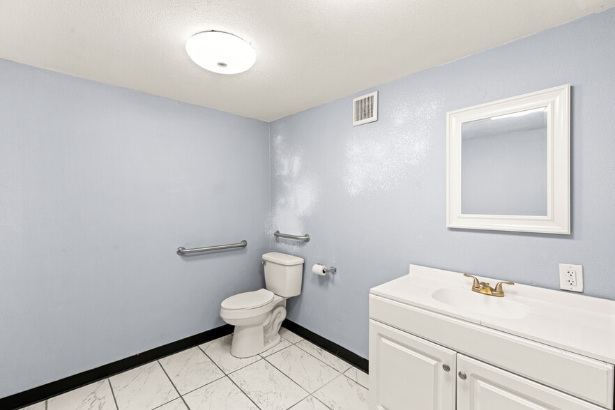 More Photos Of 830 E Sahara Ave, Las Vegas Loft Creative Space For Lease