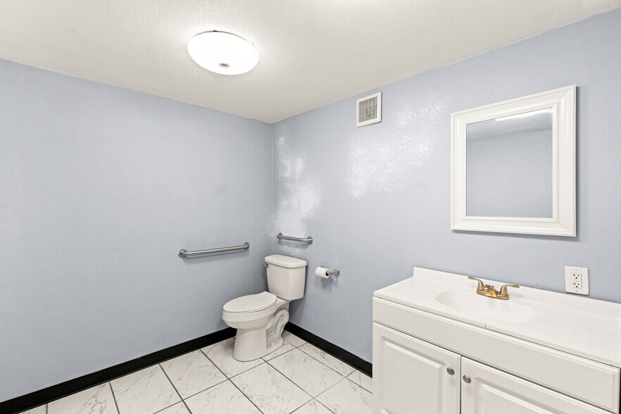 More Photos Of 830 E Sahara Ave, Las Vegas Office For Sale