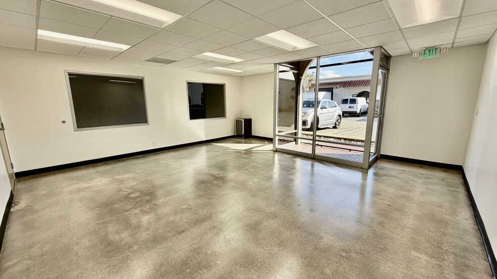 More Photos Of 18320-18330 Oxnard St, Tarzana Unknown For Lease