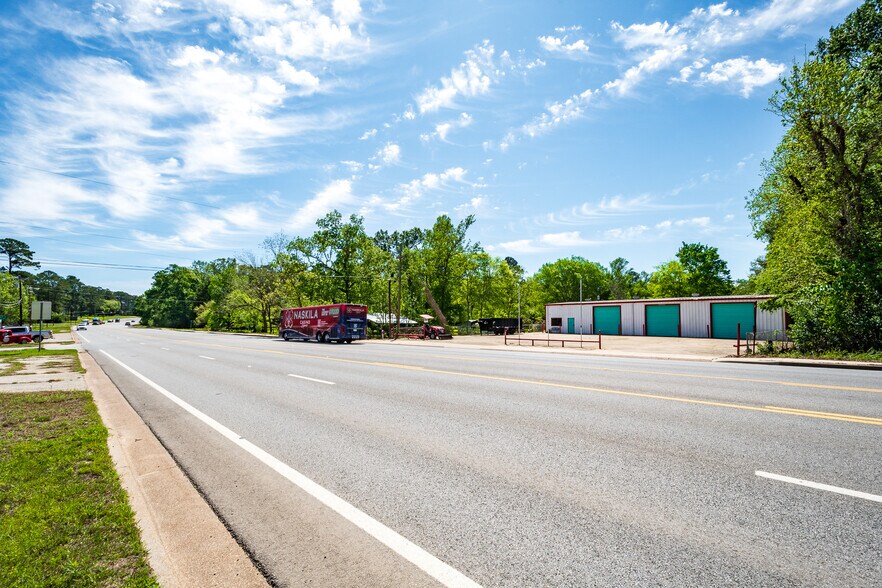 More Photos Of 910 E Church St, Livingston Service For Sale