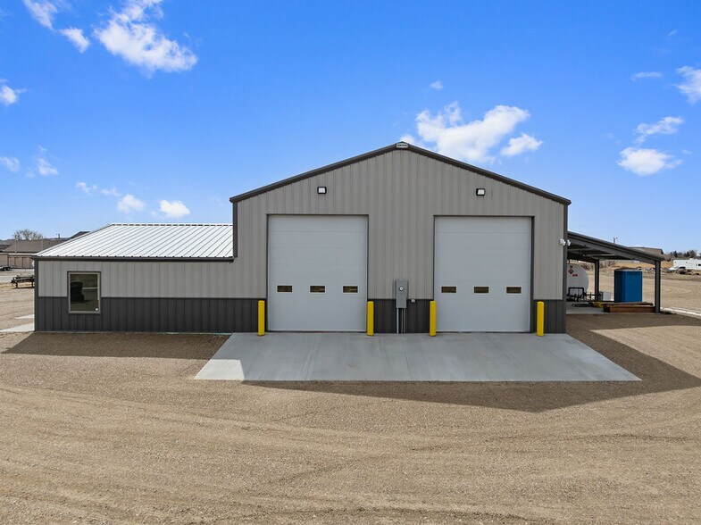 More Photos Of 2051 2051 N Merrill Ave ave, Glendive Industrial For Lease