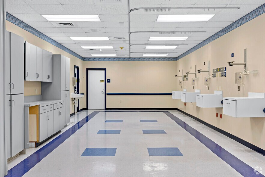More Photos Of 1600 Central Dr, Bedford Medical For Lease