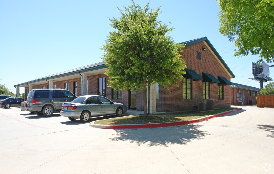 More Photos Of 2002 S Stemmons Fwy, Lake Dallas Office For Lease