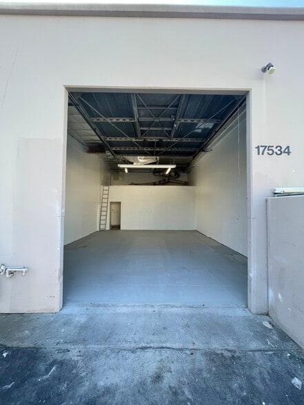More Photos Of 17520-17538 Studebaker Rd, Cerritos Warehouse For Lease