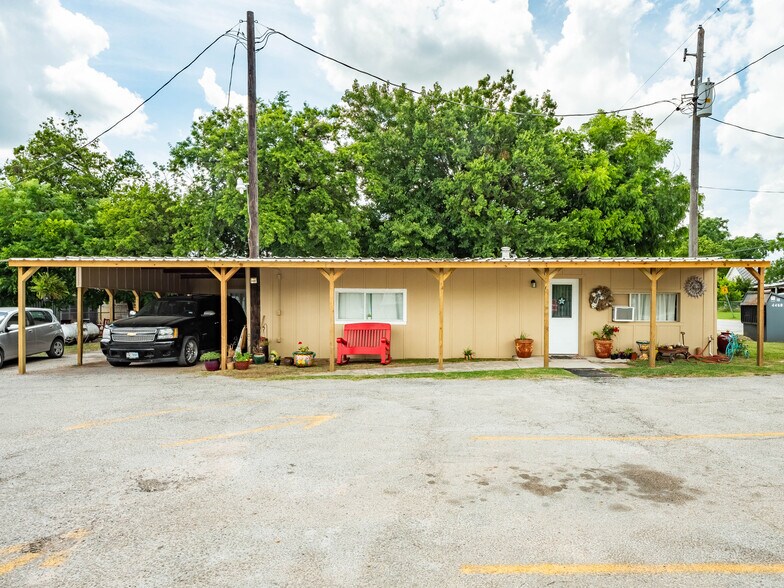 More Photos Of 424 N Texas St, De Leon Restaurant For Sale