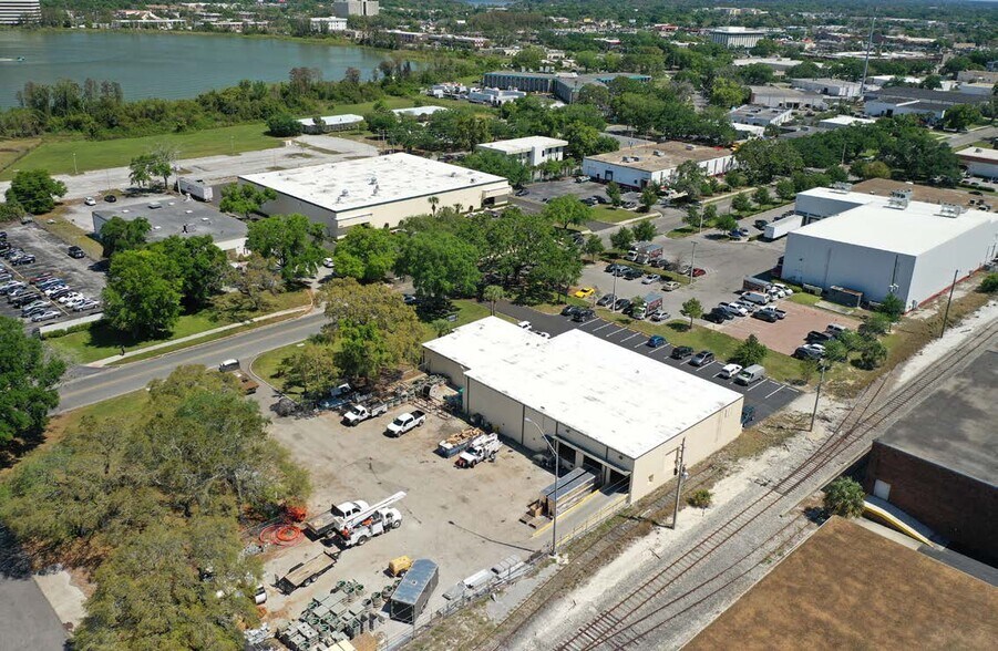 More Photos Of 2100 Premier Row, Orlando Warehouse For Lease
