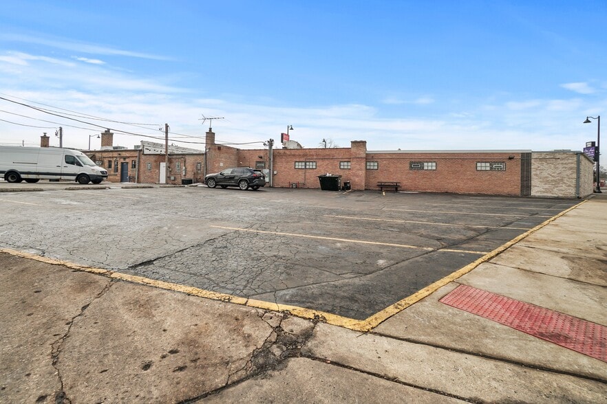 More Photos Of 8057 N Milwaukee Ave, Niles General Retail For Sale