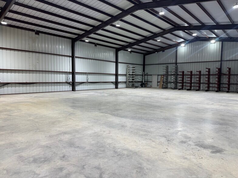 More Photos Of 10105 US-67, Alvarado Warehouse For Lease