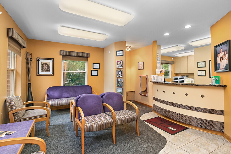 More Photos Of 712 W Main St, West Dundee Medical For Sale