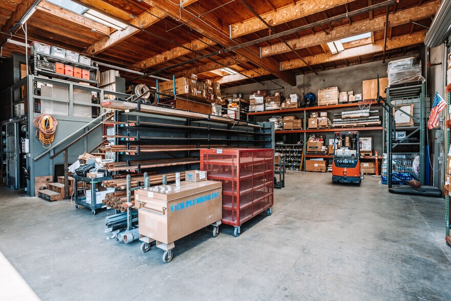 More Photos Of 12175 Dearborn Pl, Poway Warehouse For Lease