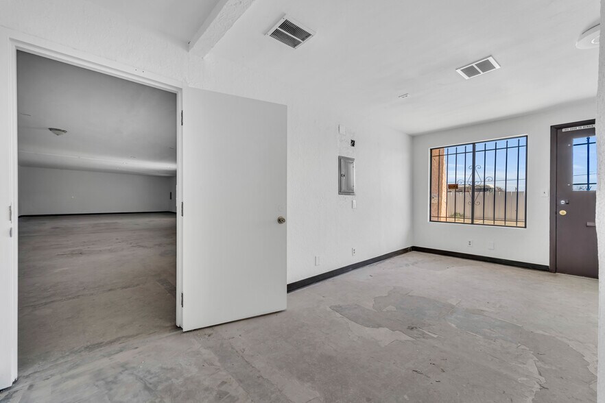 More Photos Of 113 W Pillsbury St, Lancaster Flex For Sale