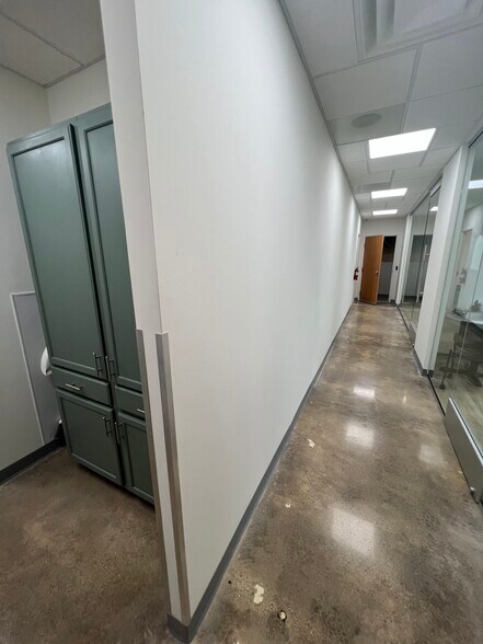 More Photos Of 11150 Morrison, Dallas Showroom For Sale